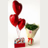 Букет из свежих альстромерий, киндер бокс и три шарика-сердечка
